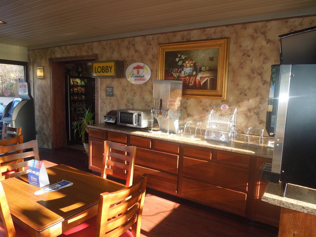Motel Super 8 By Wyndham Waldorf Exterior foto